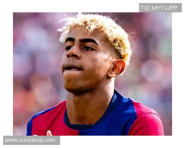 足球明星之子颜值爆表引发热议网友纷纷点赞称其为未来的足球天才