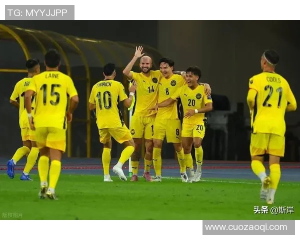 足球明星比赛中被塞纸条瞬间曝光引发热议与讨论